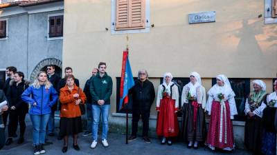 Pri stari lekarni so odkrili tablo na boljunskem vaškem trgu (FOTODAMJ@N)