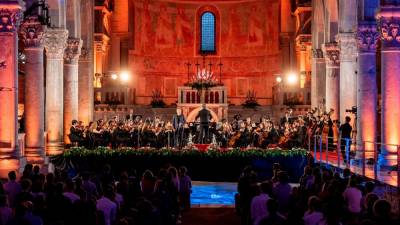 Mladinski orkester Luigi Cherubini pod vodstvom Riccarda Mutija v oglejski baziliki (@FONDAZIONEAQUILEIA)