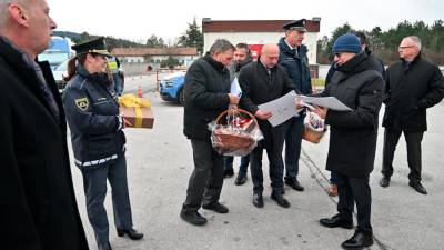 Izmenjava daril in voščil predstavnikov policije iz Italije, Slovenije in Hrvaške (FOTODAMJ@N)