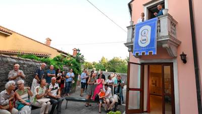 Predsednik ŠD Sokol Pavel Vidoni in devinsko-nabrežinski župan Igor Gabrovec sta z balkona razvila prapor sv. Roka (FOTODAMJ@N)