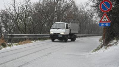 V Italiji in Sloveniji bo na vozilih od jutri obvezna zimska oprema