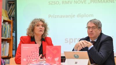 Predsednica SKGZ Ksenija Dobrila in predsednik SSO Walter Bandelj na današnjem srečanju z mediji