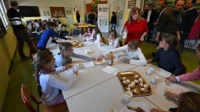 Zgoniškim osnovnošolcem so danes zjutraj ponudili tradicionalni slovenski zajtrk