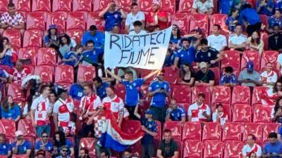 Napis »Ridateci Fiume« (Vrnite nam Reko) na ponedeljkovi nogometni tekmi med Italijo in Hrvaško