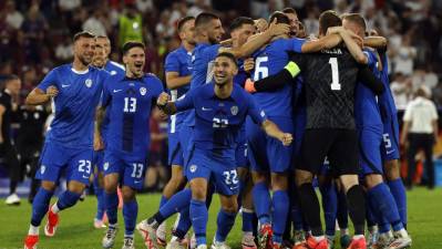 Veselje slovenskih nogometašev po osvojeni točki proti Angliji (ANSA/YOAN VALAT)