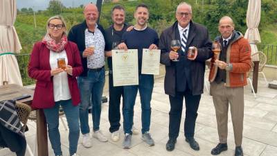 Davide Treffere prejema čestitke na turistični kmetiji Klanjscek na Oslavju (FOTO O.G.)