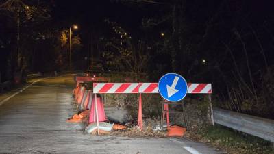 Voznike na cestnem odseku med Padričami in Gropado že dolgo ovira usad (FOTODAMJ@N)