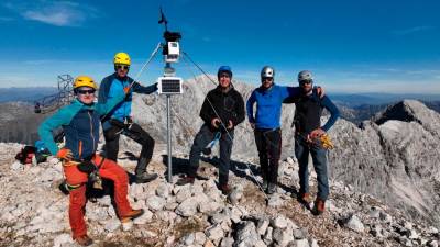 Novo meteorološko postaja na Malem Kaninu so postavili (z leve) Renato R. Colucci (SMAA), Luca Ziani (SMAA), Marco Virgilio (SMAA), Marco DI Lenardo (PNPG) in Marco Basso Bondini (SMAA)