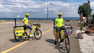 Reševalca Dominik Konec in Kevin Viler sta že prvi dan s kolesom prihitela na pomoč moškemu, ki ga je obšla slabost (NIVES KREBELJ/PRIMORSKE NOVICE)
