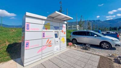 Paketomat z lokalnimi pridelki je postavljen blizu nogometnega stadiona v Ajdovščini (ALENKA TRATNIK/PRIMORSKE NOVICE)