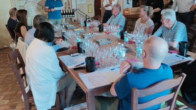 Člani strokovne žirije med ocenjevanjem sodelujočih vin (FOTO C.G.)