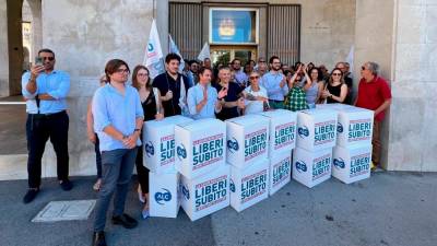 Podporniki kampanje Liberi subito pred palačo deželnega sveta (ARC)