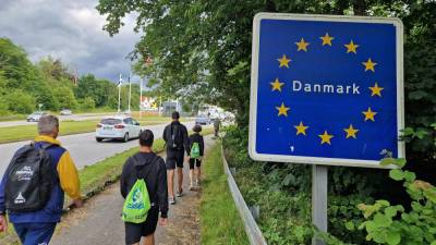 Nogometaši Žil med sprehodom na trening v bližnjo Kruso na Danskem (JNG)