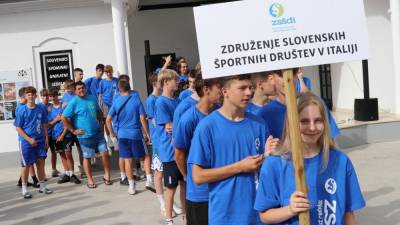 Delegacija mladih športnic in športnikov ZSŠDI na otvoritveni slovesnosti v Termah Olimia (ZSŠDI)