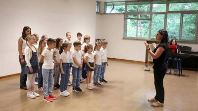 Novi šolski zbor Večstopenjske šole Gorica z učiteljico Martino Hlede (BUMBACA)