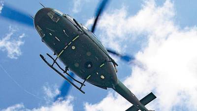 Štiri osebe so s helikopterjem nepoškodovane pripeljali v dolino (GRS BOVEC)