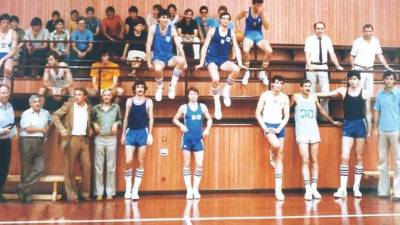 Jugoslovanska reprezentanca se je za EuroBasket 1979 pripravljala tudi v telovadnici goriškega Kulturnega doma (Dražen Dalipagić tretji z desne proti levi spodaj) (ARHIV)