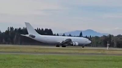 Tovorno letalo Airbus A300B4-622R družbe San Marino Executive Aviation je zasilno pristalo na brniškem letališču (FACEBOOK/SLOVENSKI LETALSKI PORTAL/ZAJEM ZASLONA)