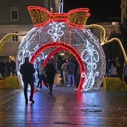 Na Trgu Verdi v Trstu bo tudi letos kraljevala božična krogla (FOTODAMJ@N)