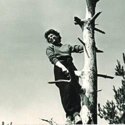 Fotografija je bila posneta okoli leta 1950 v Franciji, avtor in protagonistka nista znana