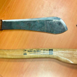 Karabinjerji so v avtomobilu odkrili sekiro in mačeto (KARABINJERJI)