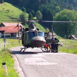 Z vojaškim helikopterjem so poškodovanega 77-letnika prepeljali v ljubljanski klinični center, fotografija je simbolična (ARHIV)