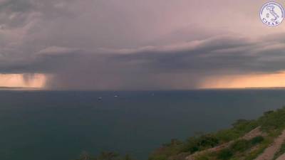 Silovita nevihta z nalivom nad Tržaškim zalivom ob 16.30 (SPLETNA KAMERA CISAR)