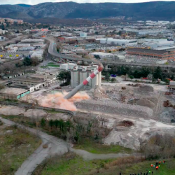 Razstrelitev dimnika nekdanje tovarne Italcementi (FOTODAMJ@N)