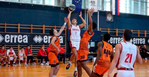 Anche giocatore di basket sloveno nella Junior A-League