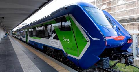 Ha portato il primo treno Blues ibrido ecologico