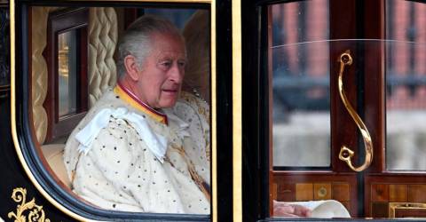 Procession avec le roi Charles III.  et Camilla accueillis par des foules de gens