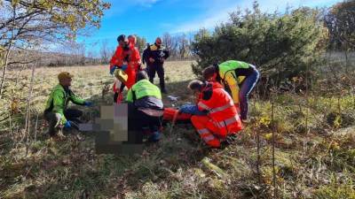 Reševalci pomagajo ponesrečeni ženski (CNSAS)