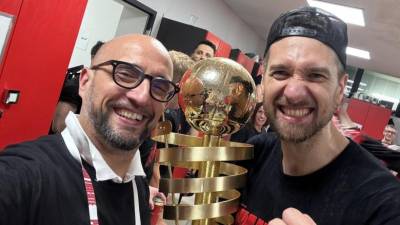 Rado Šušteršič (levo) in košarkar tržaške ekipe Giancarlo Ferrero s pokalom (OSEBNI ARHIV)
