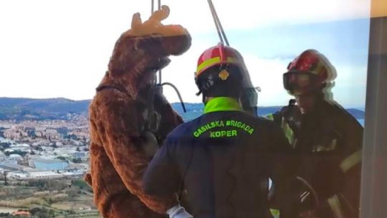 Božiček z jelenčkom Rudolfom obiskal male paciente (video)