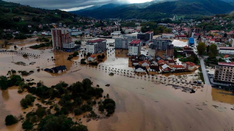 V poplavah v BiH umrlo najmanj 13 ljudi (video)