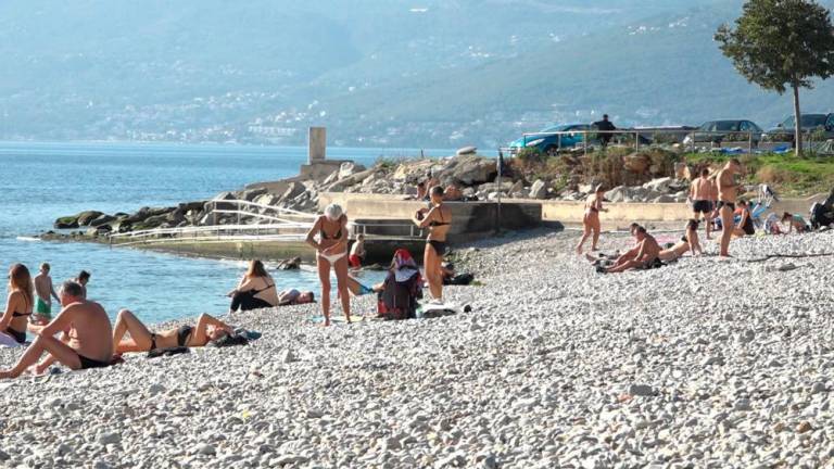 Ponekod so se na plaže vrnili kopalci (foto)