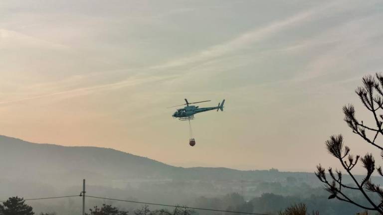 S pogorišča se še vedno dviga dim