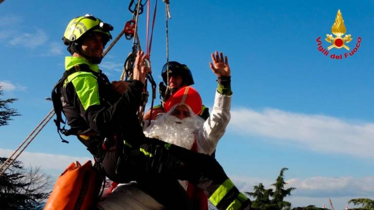 Gasilci z neba spustili Miklavža k malim pacientom (foto in video)