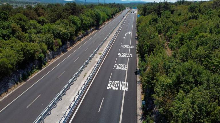 Nesreča na avtocestnem priključku med Trebčami in Padričami