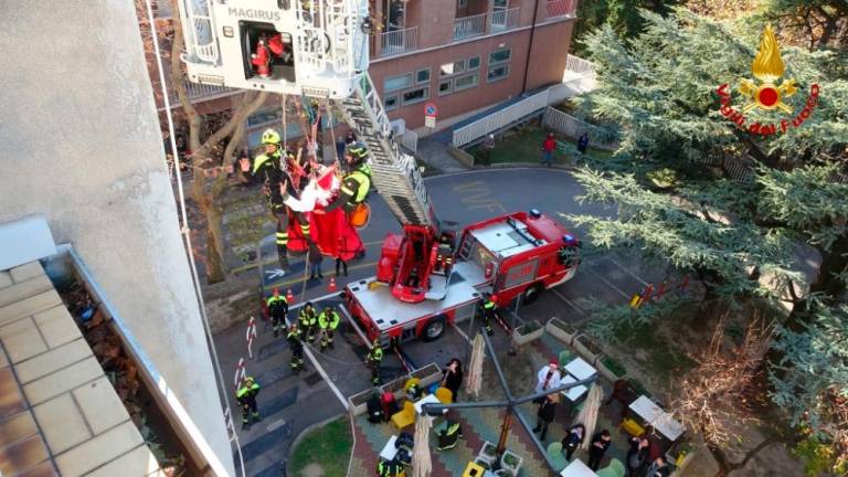 Gasilci z neba spustili Miklavža k malim pacientom (foto in video)