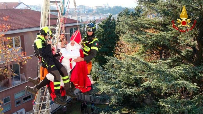 Gasilci z neba spustili Miklavža k malim pacientom (foto in video)