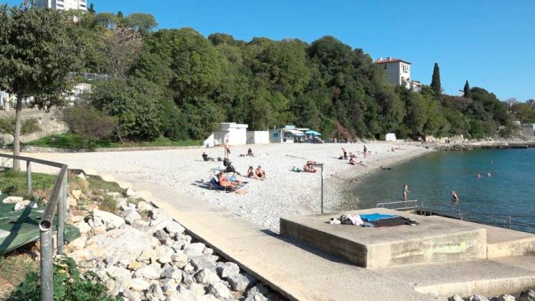 Ponekod so se na plaže vrnili kopalci (foto)