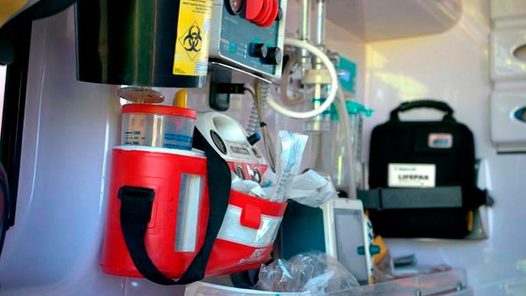Soigralci so mu na tekmi z defibrilatorjem rešili življenje
