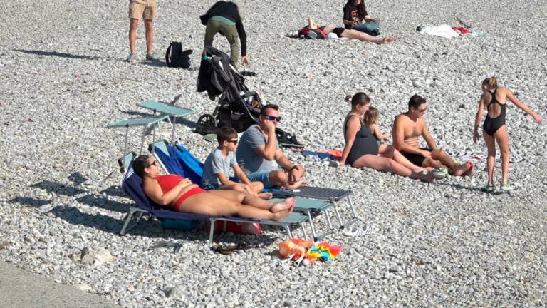 Ponekod so se na plaže vrnili kopalci (foto)