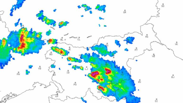 Prihajajoče nevihte bodo večje nevšečnosti povzročale ob morju