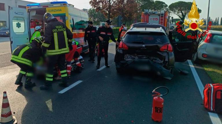 V verižnem trčenju poškodovana voznica