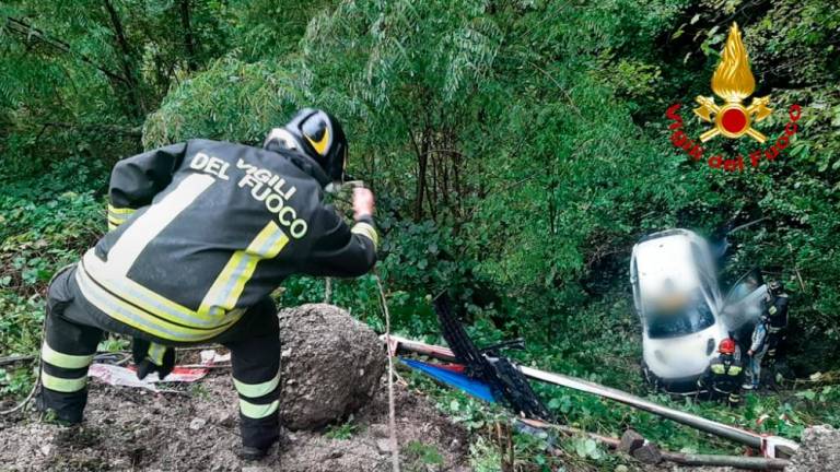 Na reliju v Karniji avtomobil in trije gledalci padli v grapo