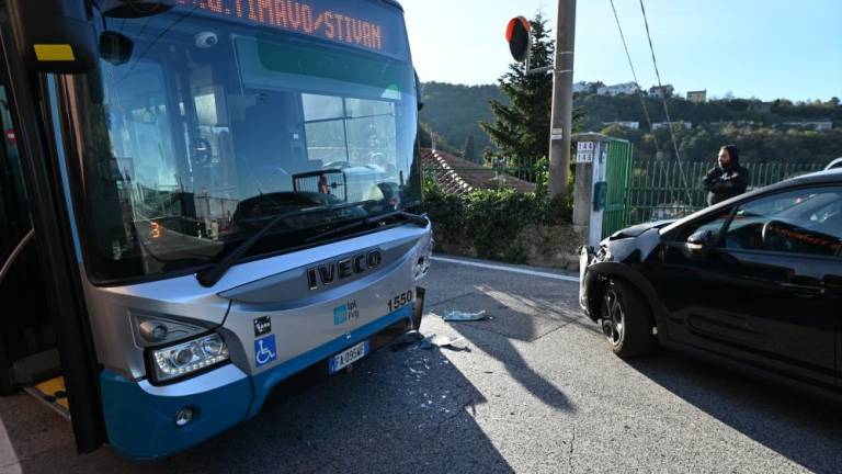 Na Furlanski cesti trčila avtobus in avto