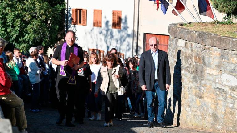 V Dolini tlakovca spomina za domačinki in nova plošča na trgu