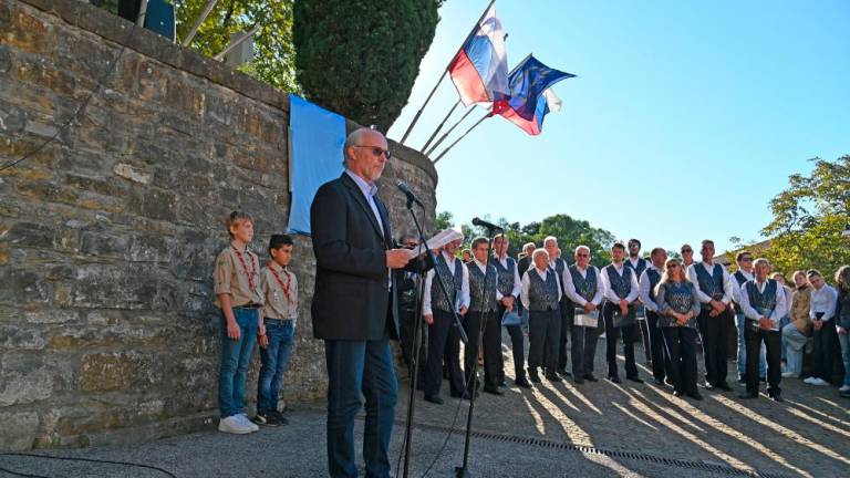 V Dolini tlakovca spomina za domačinki in nova plošča na trgu